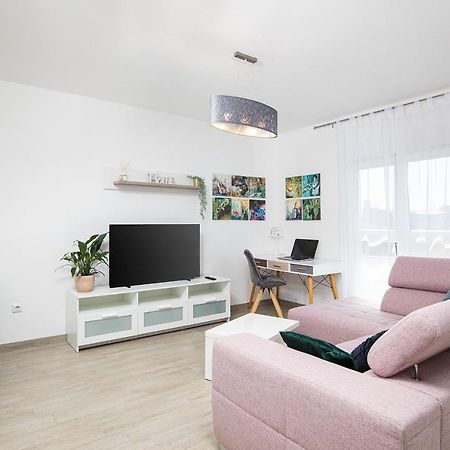 Stylish City Stay With Balcony & Free Parking Póla Kültér fotó