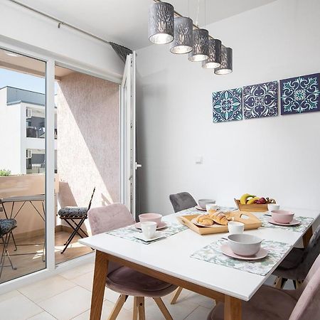 Stylish City Stay With Balcony & Free Parking Póla Kültér fotó