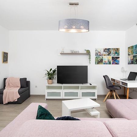 Stylish City Stay With Balcony & Free Parking Póla Kültér fotó