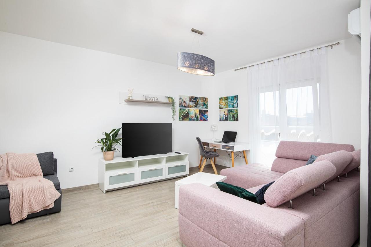 Stylish City Stay With Balcony & Free Parking Póla Kültér fotó