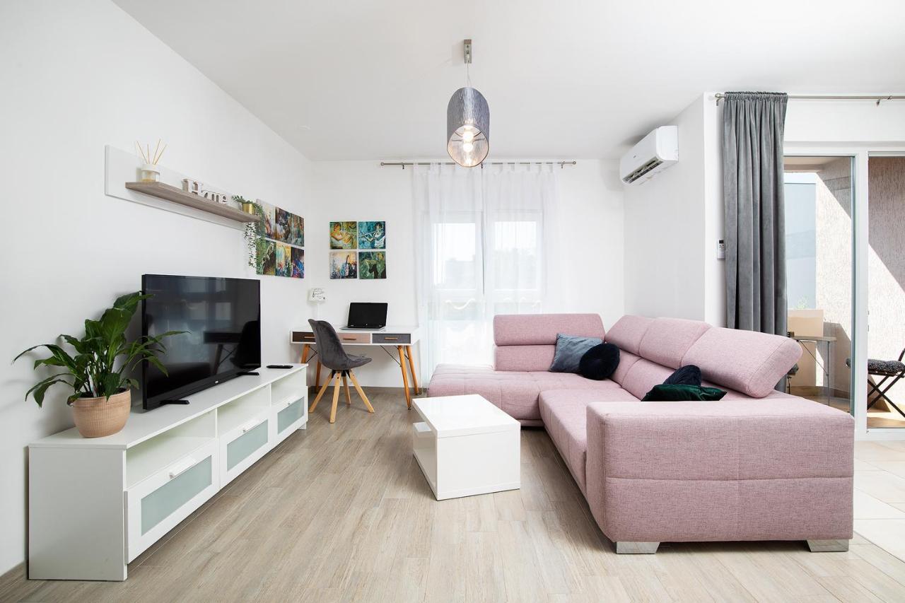 Stylish City Stay With Balcony & Free Parking Póla Kültér fotó
