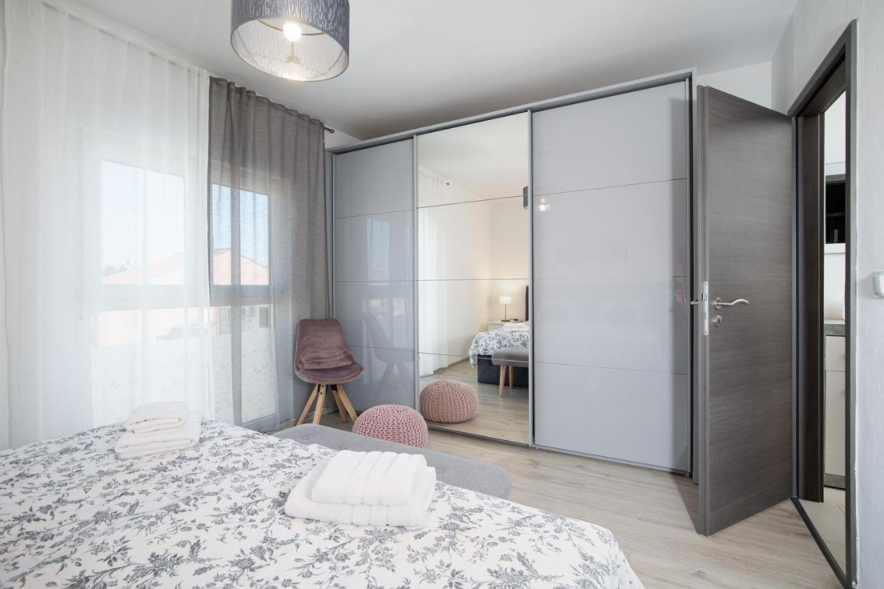 Stylish City Stay With Balcony & Free Parking Póla Kültér fotó
