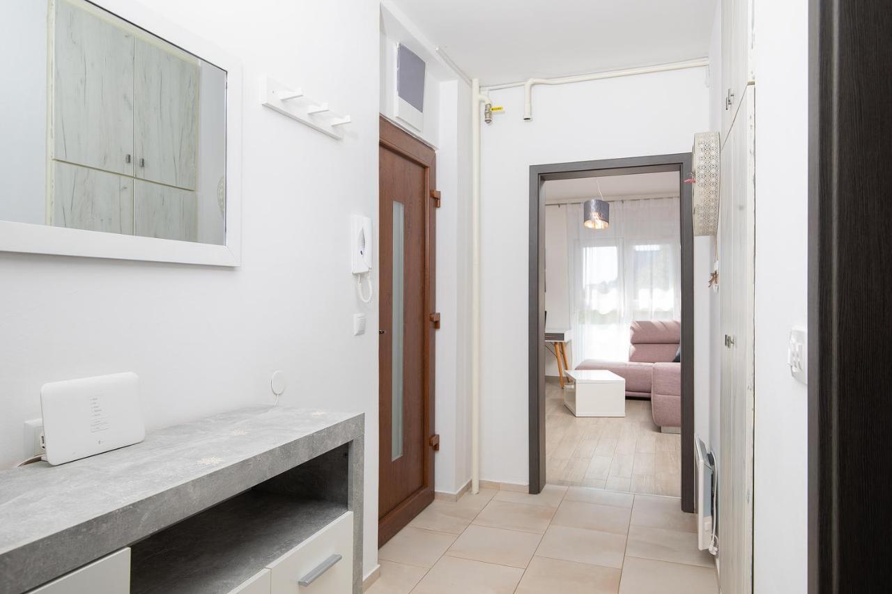 Stylish City Stay With Balcony & Free Parking Póla Kültér fotó